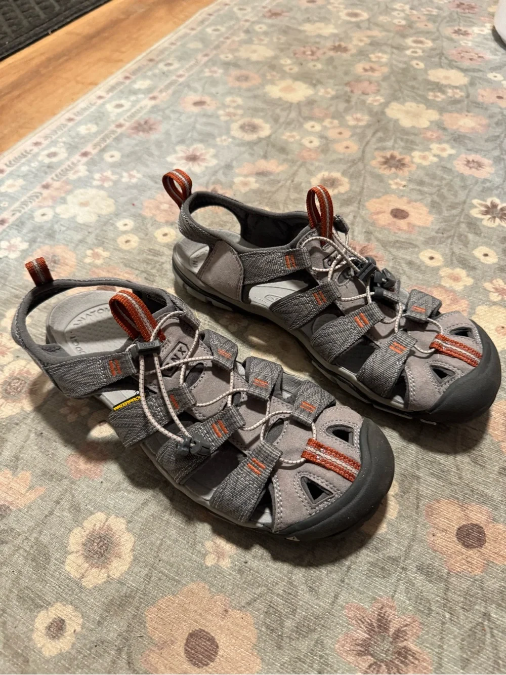 Men’s Keen Clearwater CNX Trekking sandals size 9